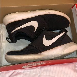 Black and white nike rosherun